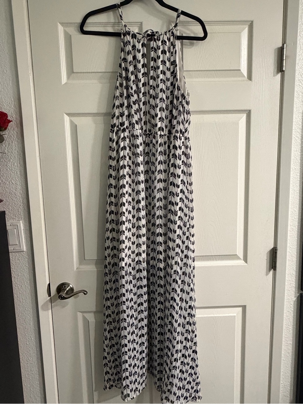 Sleeveless white & black Maxi Dress